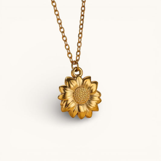 Collar Dorado Con Colgante Flor En Relieve